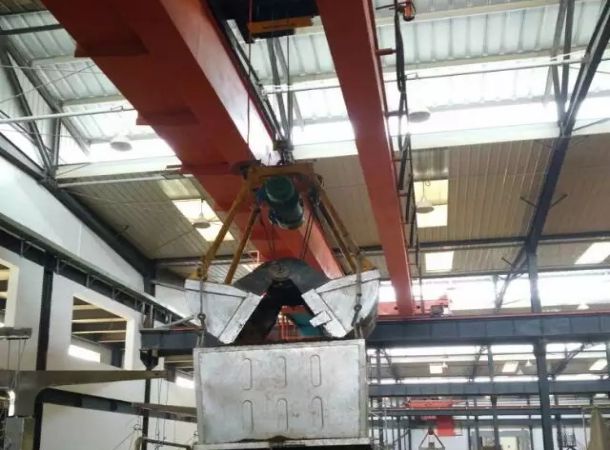 第二代：抓斗料斗两用起重机