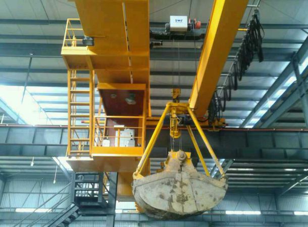 第三代：半自动抓斗起重机